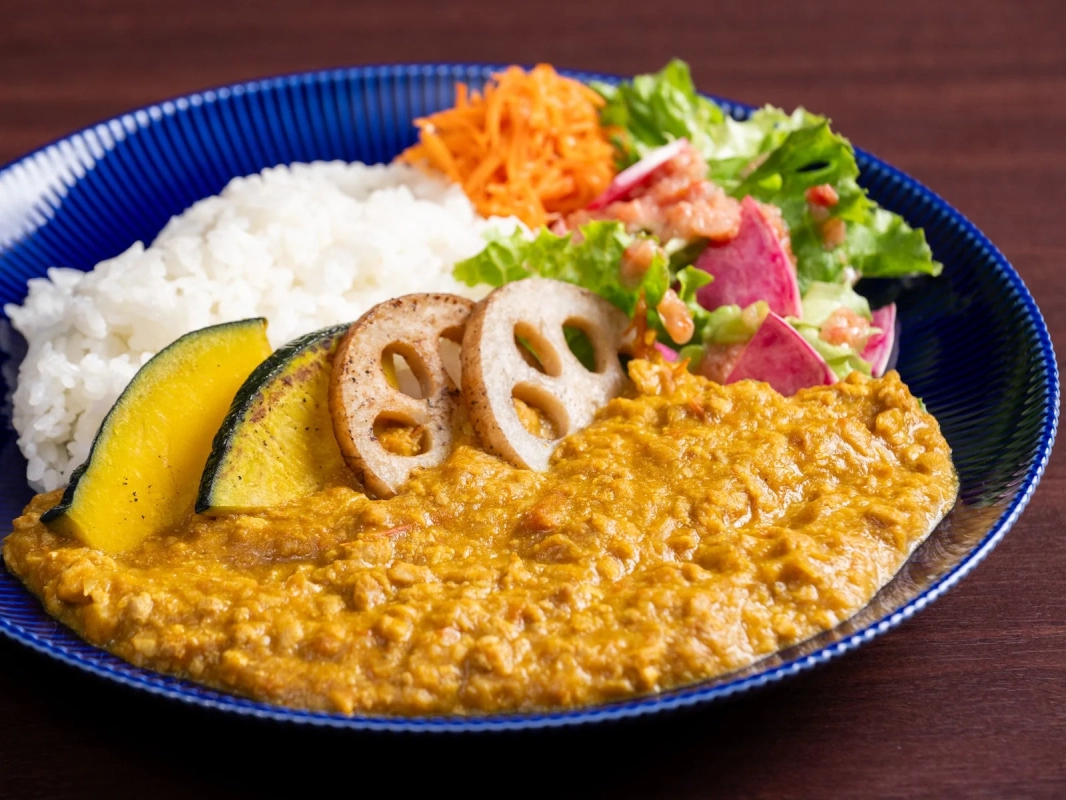 カボチャとレンコンがトッピングされたカレーライス