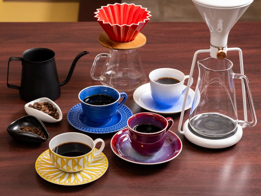 様々なデザインのコーヒーカップに入ったドリップコーヒー