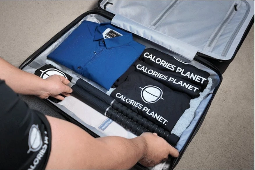 スーツケースに荷造りする様子