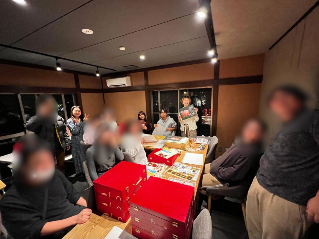 研修ツールの制作について説明を受ける若者たち