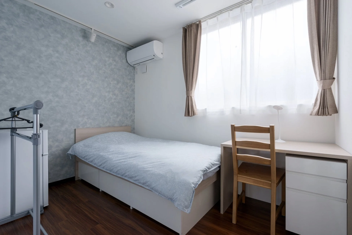 機能的な寝室の内観