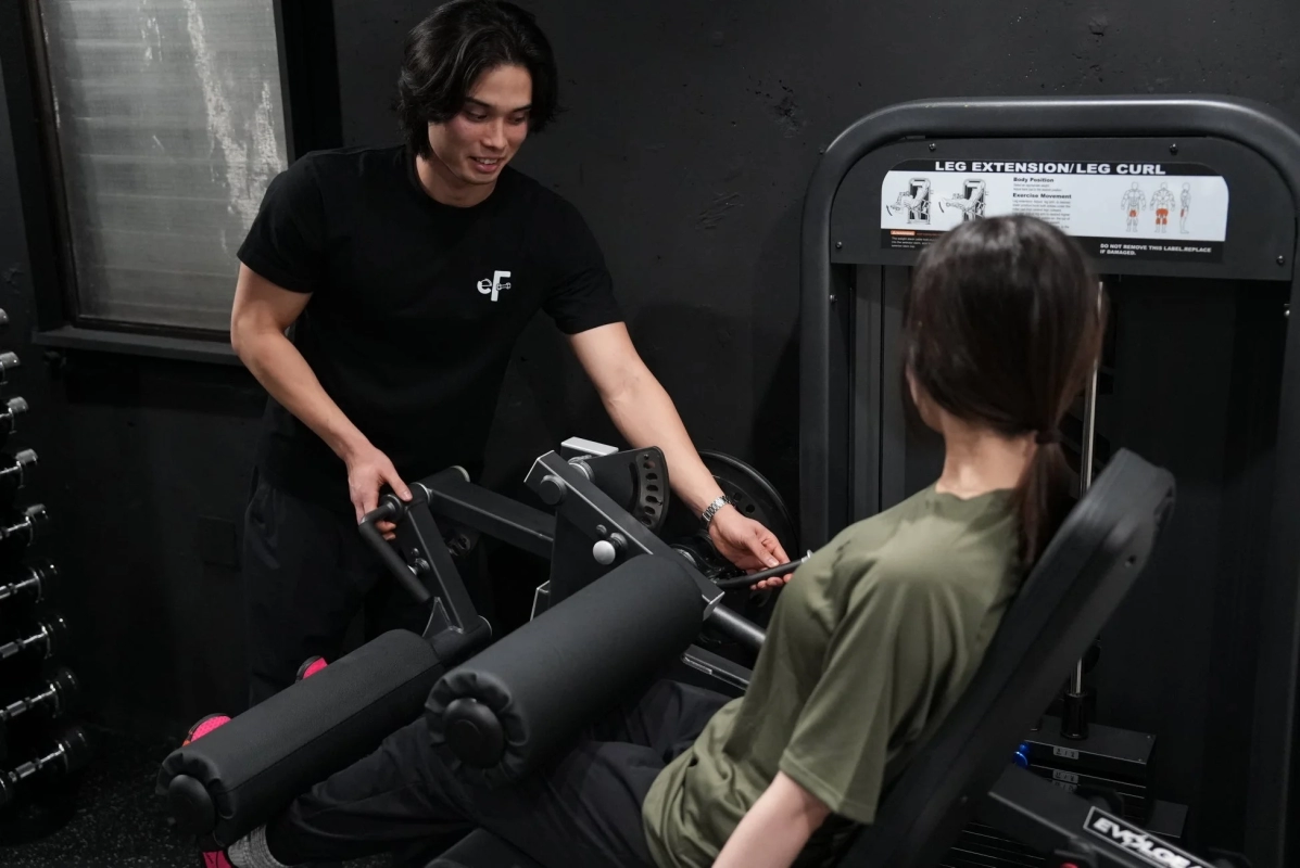 トレーナーが女性を指導