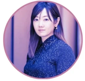 紺色のシャツを着てイヤリングをつけたアジア系の女性のポートレート写真