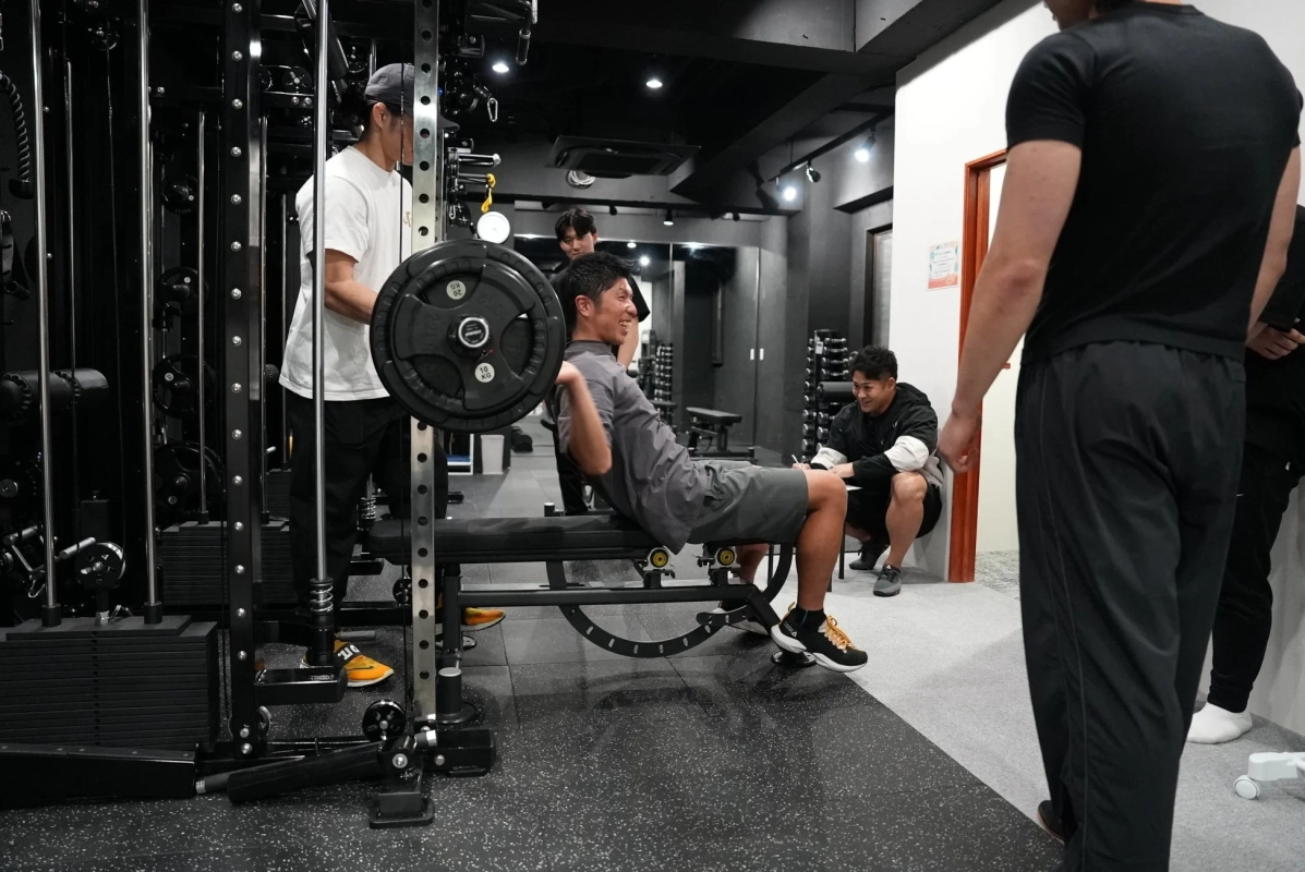 ジムでトレーニング中の男性