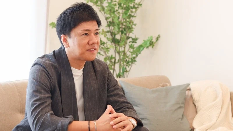 ソファに座って考えるLIFEFUND代表の白都氏