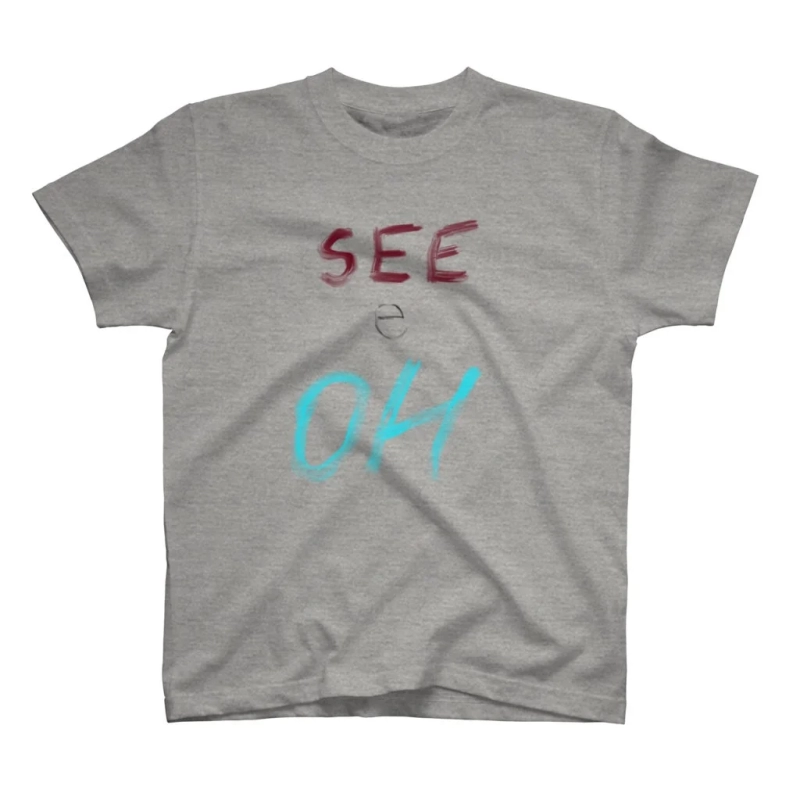 「SEE e OH」とデザインされたグレーのTシャツ
