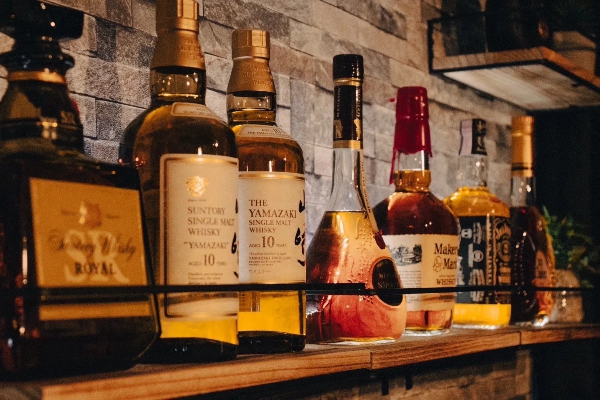 並べられたウイスキーボトル