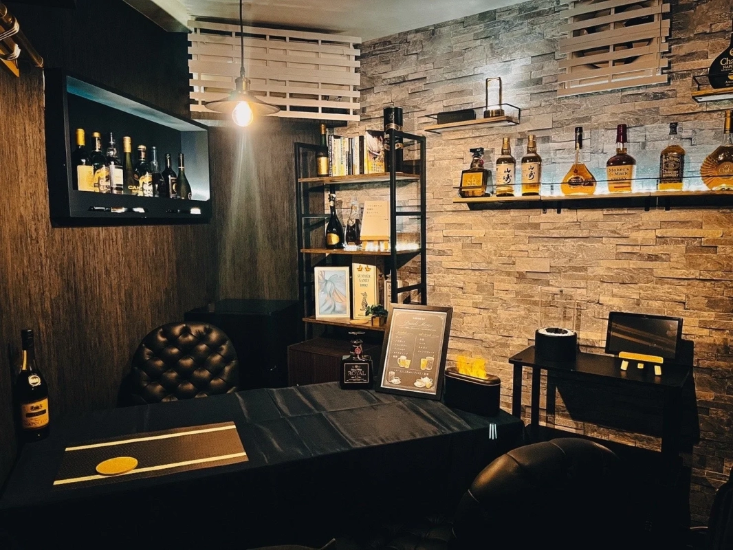 バーの落ち着いた内装