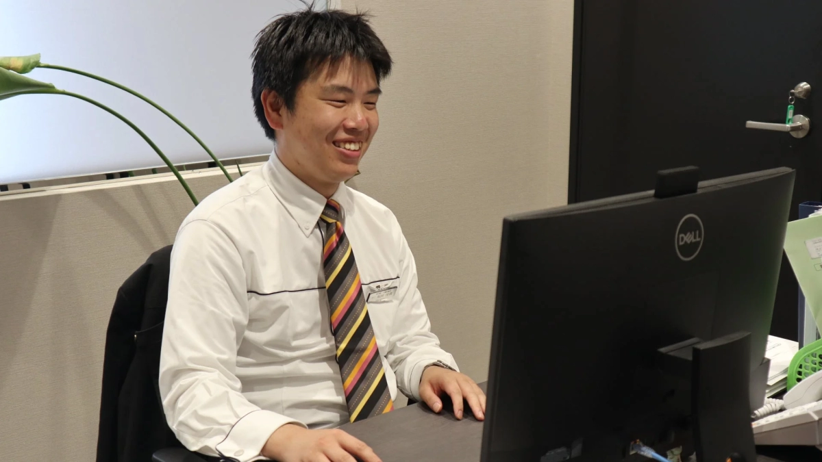 オフィスでパソコンに向かう男性