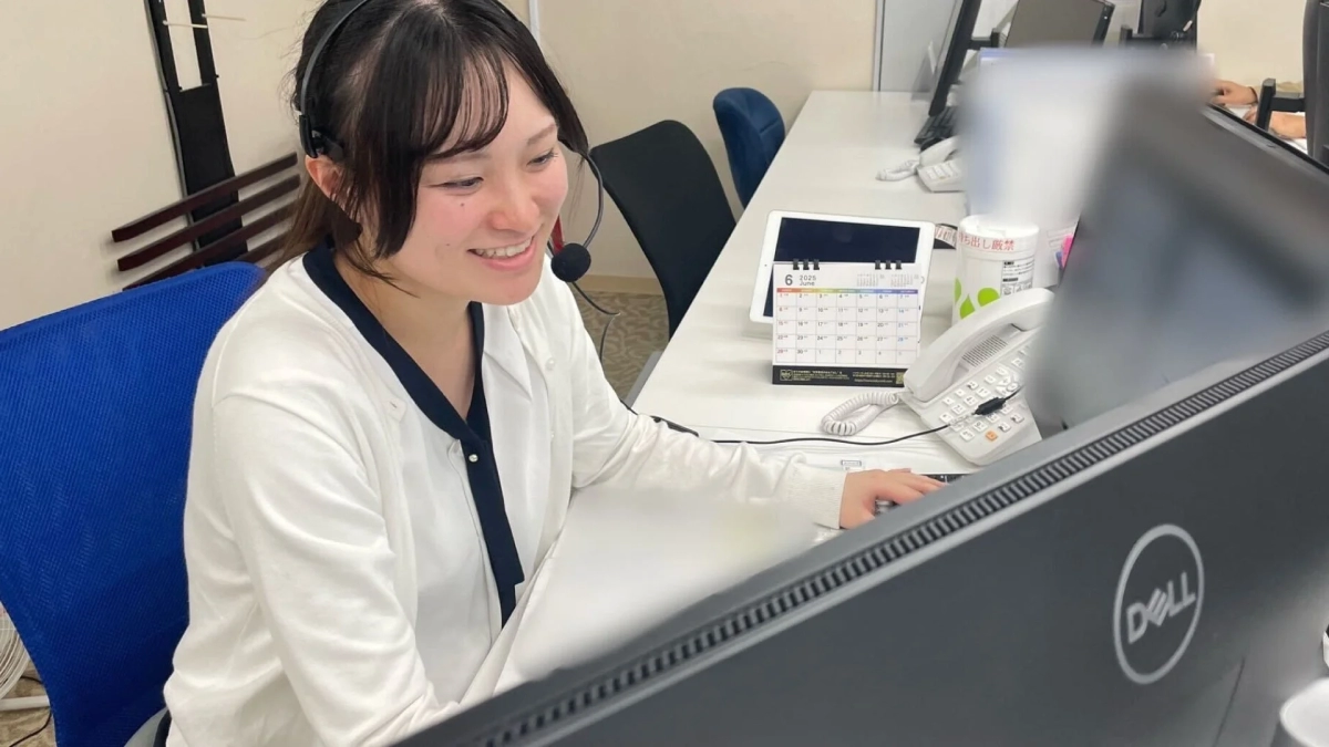 ヘッドセットを装着しパソコンに向かう女性