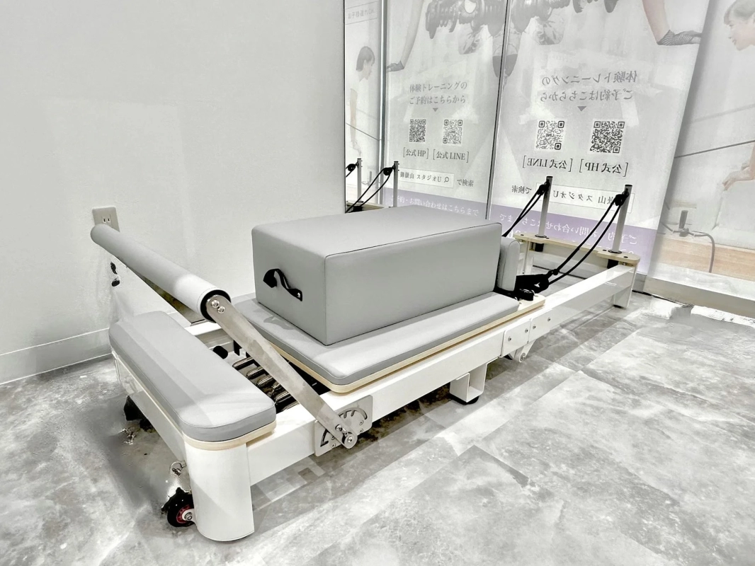 スタジオ内のピラティスリフォーマー