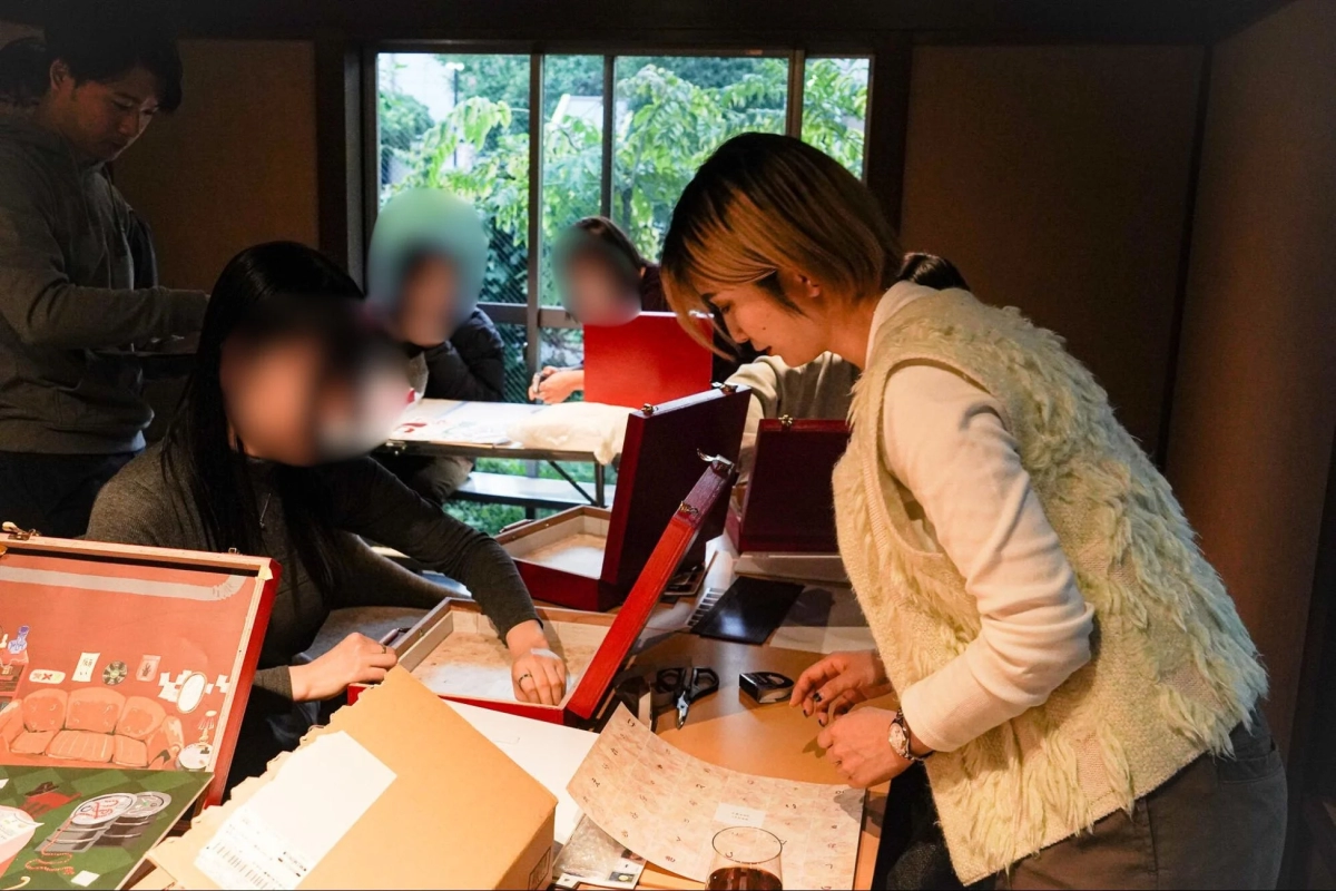 研修ツールを制作する若者たち