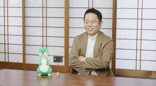 インタビューに応じるダイアン津田さん