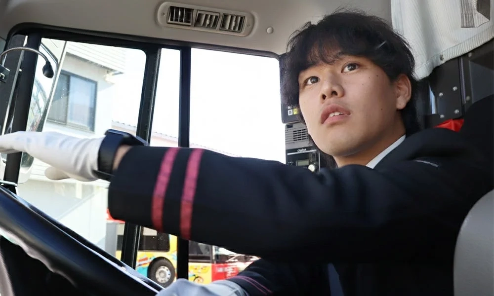 バスの運転席でハンドルを握るドライバー