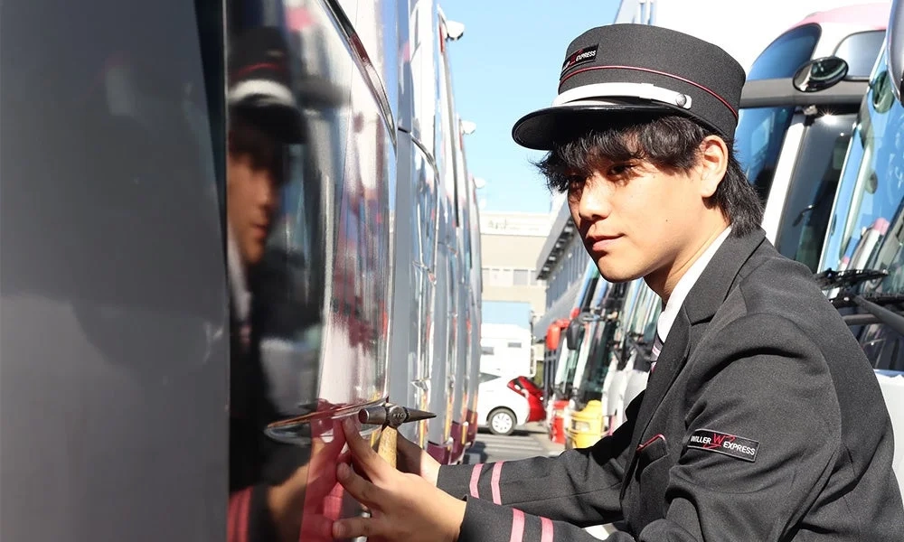 バスの点検をするドライバー